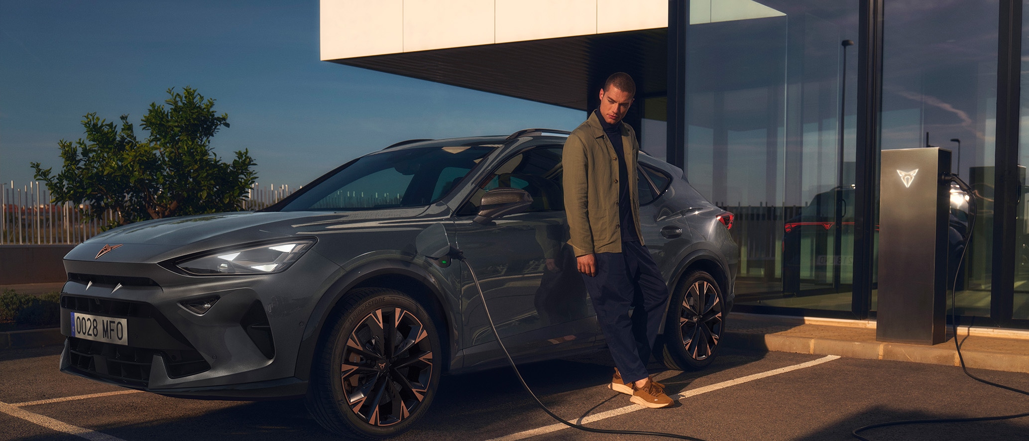 Man leunt tegen nieuwe CUPRA Formentor