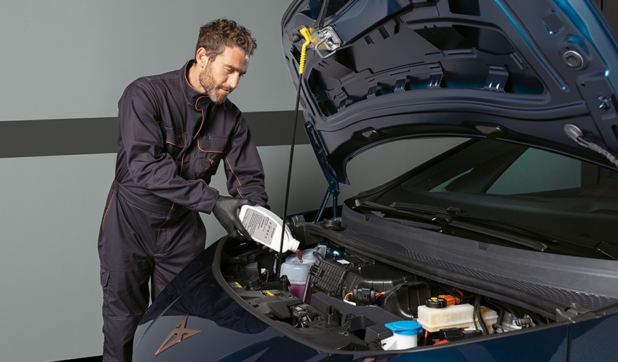 Service monteur naast CUPRA auto
