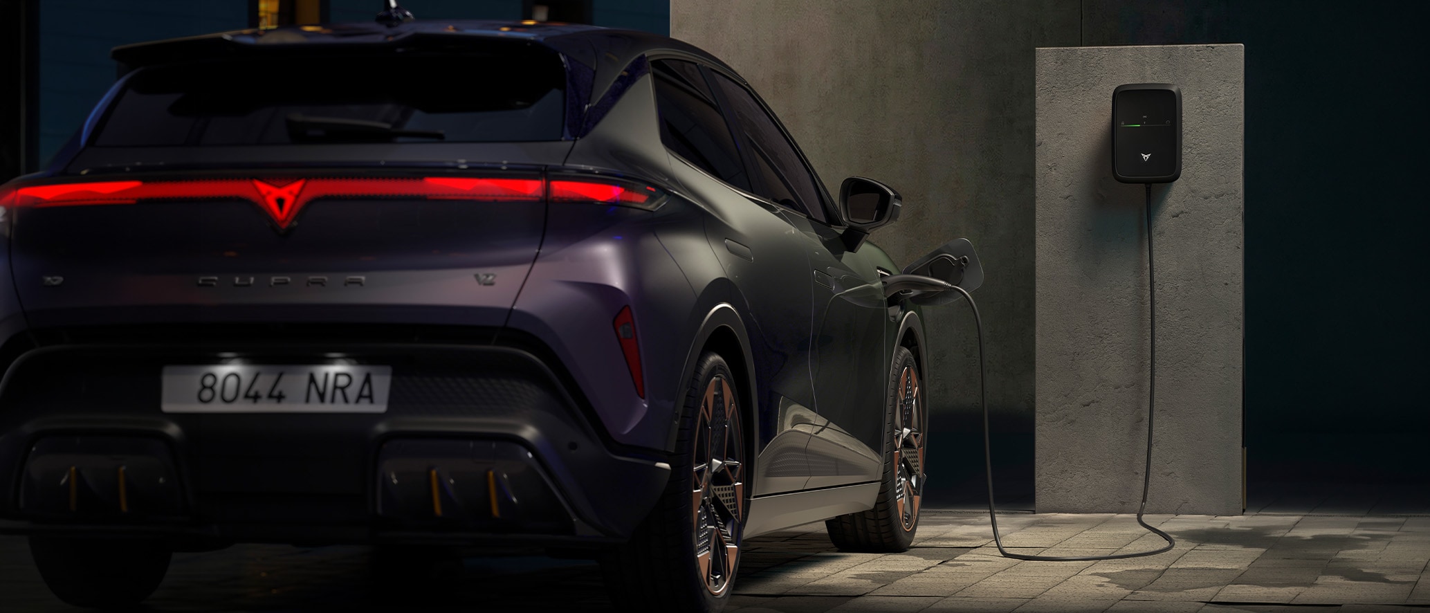 CUPRA Raval aan een laadpaal
