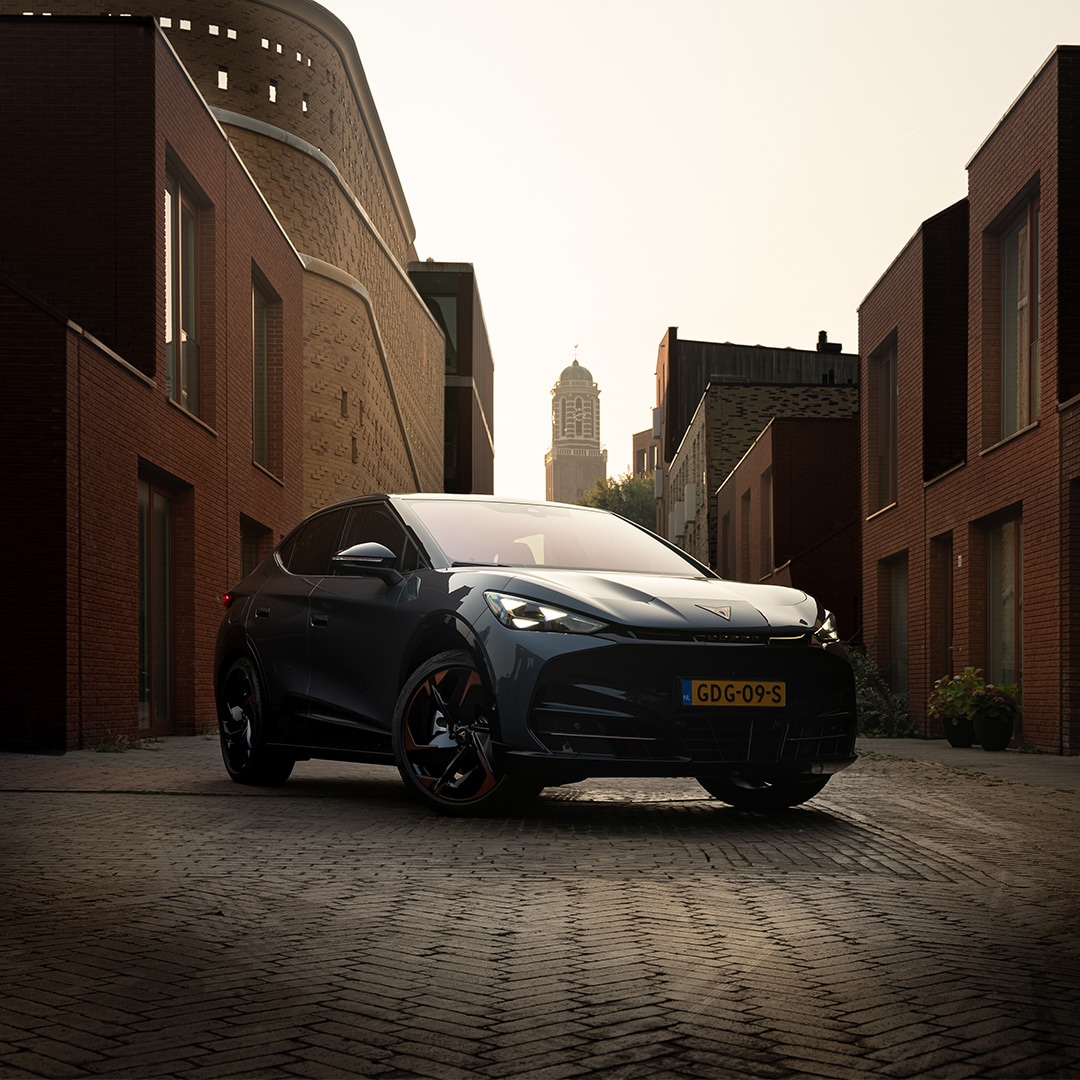CUPRA Tavascan geparkeerd in zwolle met de peperbus toren op de achtergrond
