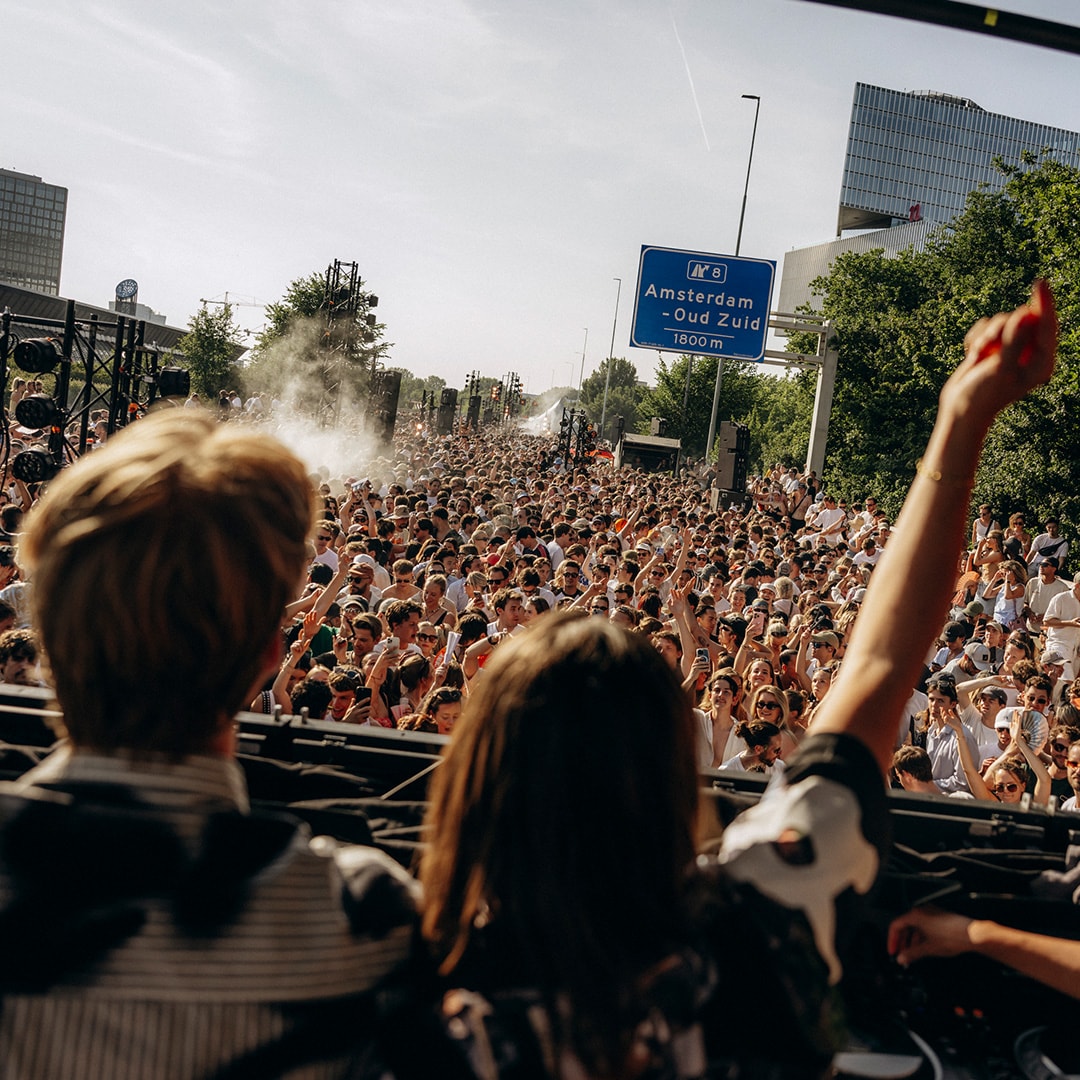 publiek bij het festival op de ring highway rave