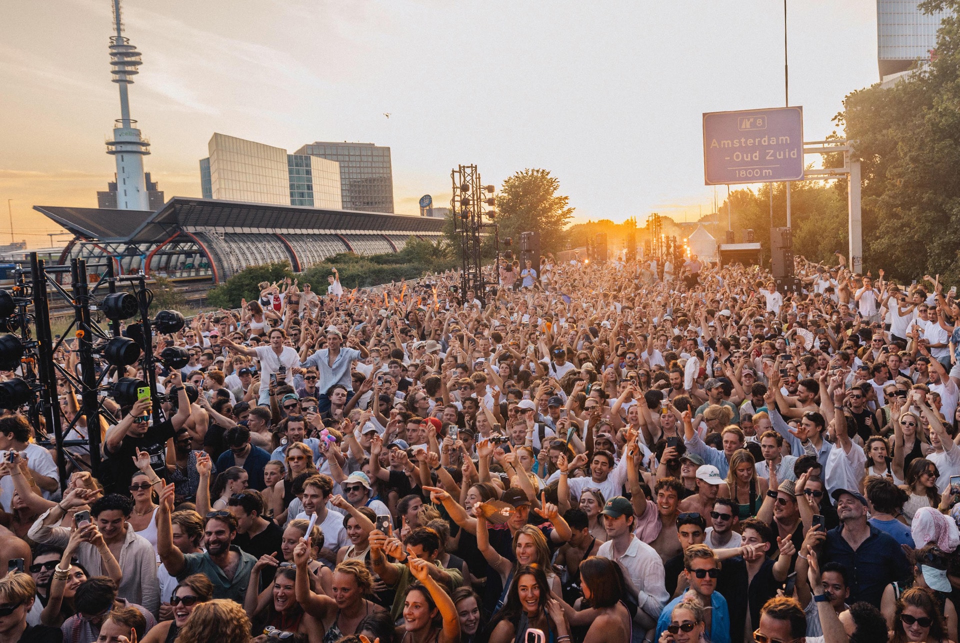 Festival op de ring met feestgangers en afslag amsterdam oud zuid