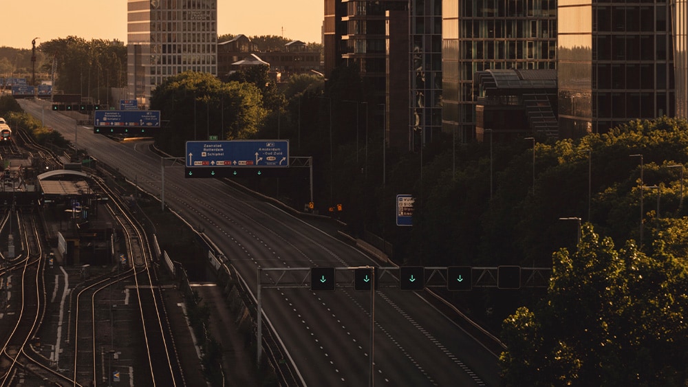 Snelweg met daaromheen hoge gebouwen, in Amsterdam Zuid