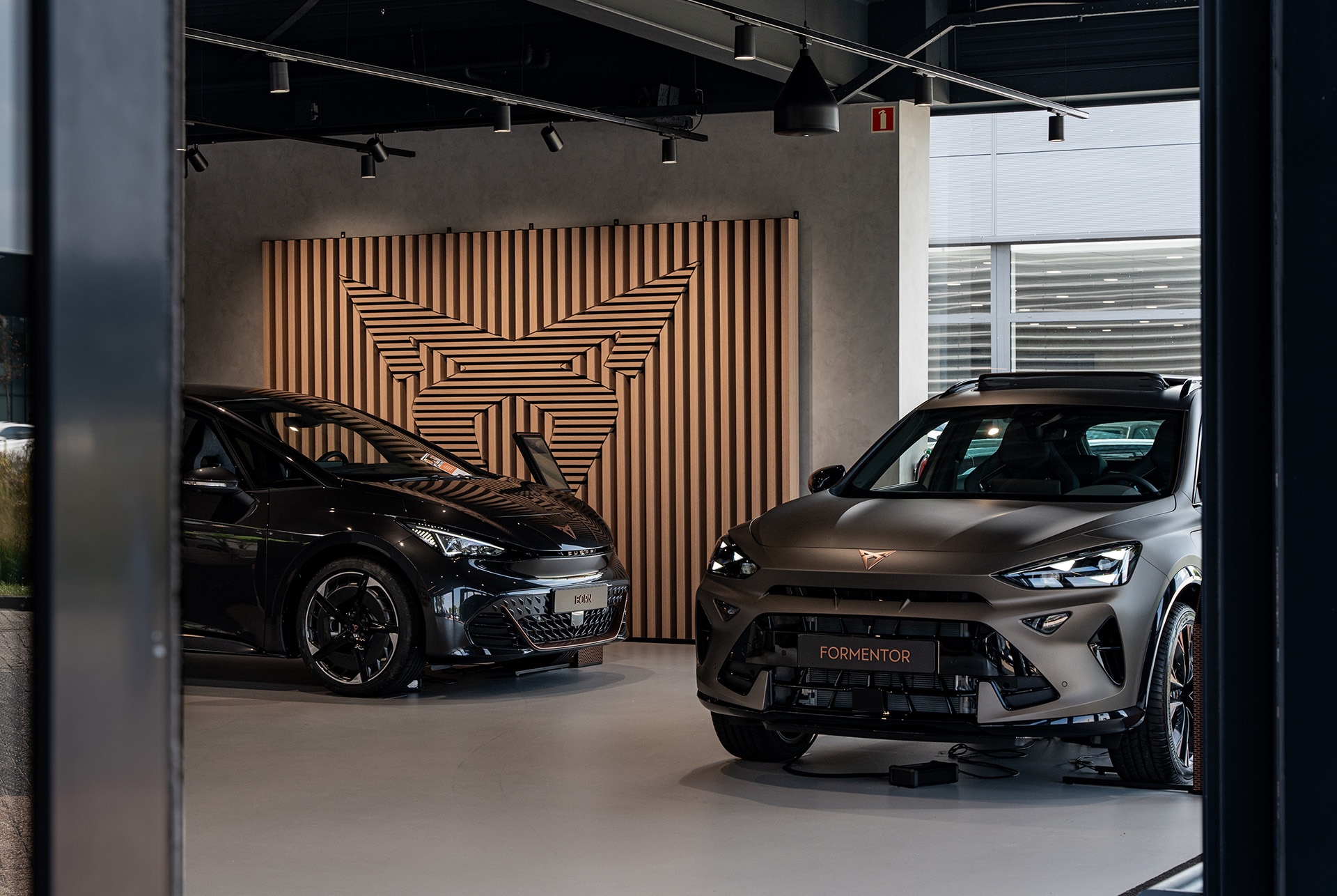 Een showroom in een CUPRA Garage waarop een CUPRA Born te zien is