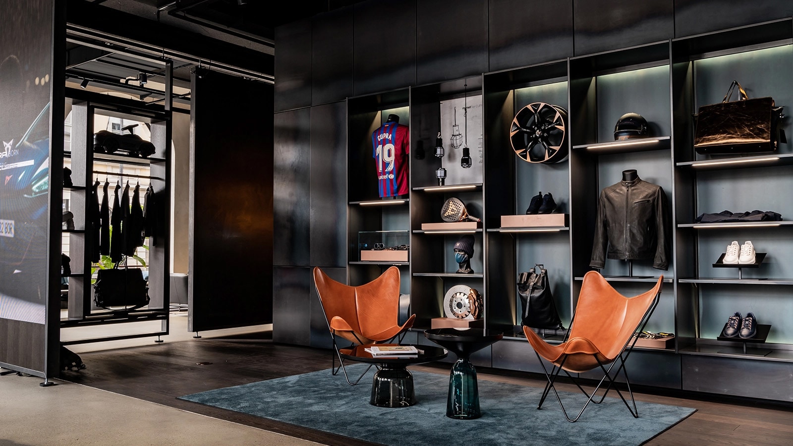 Een showroom in een CUPRA Garage waarop een CUPRA Born te zien is