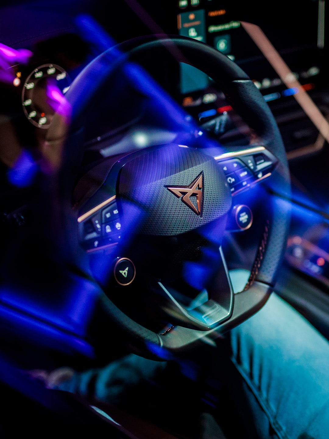 Twee handen aan een CUPRA stuur