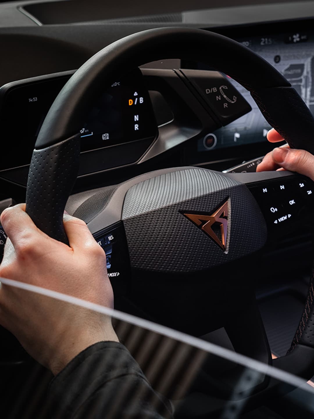 Twee handen aan een CUPRA stuur