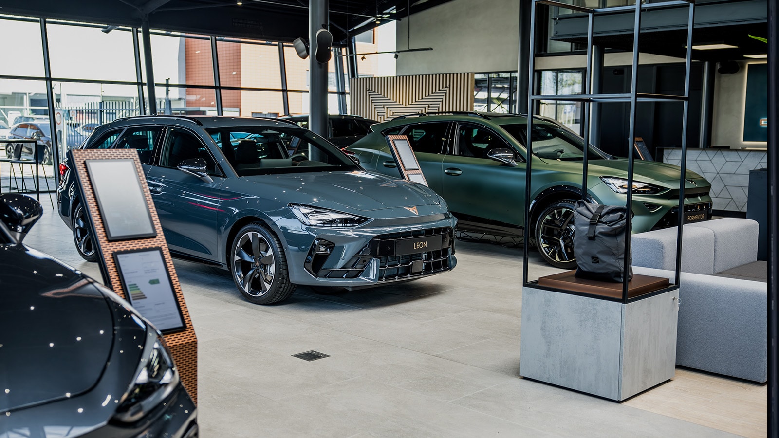 Een showroom in een CUPRA Garage waarop een CUPRA Born te zien is