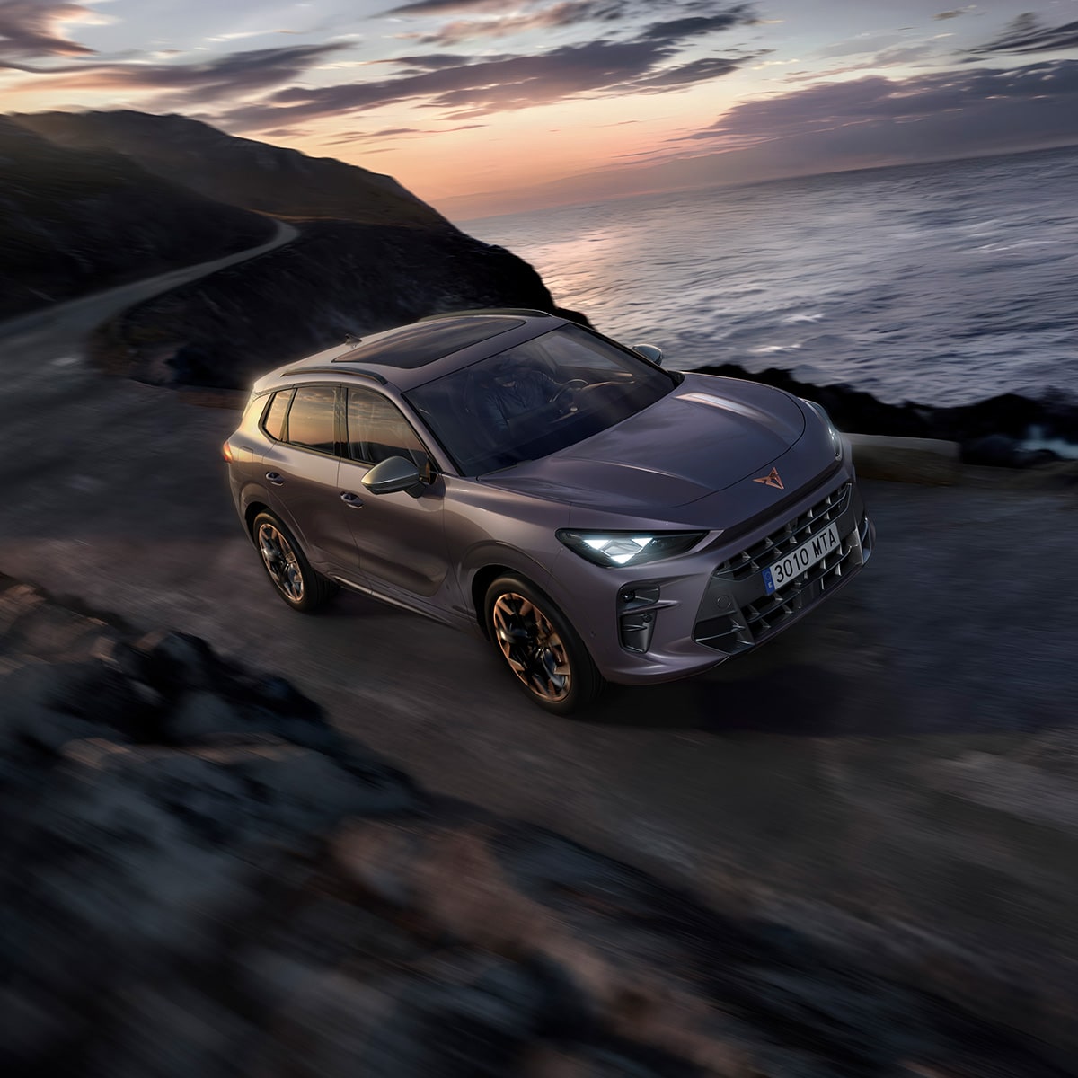 CUPRA Terramar rijdend langs de kust 