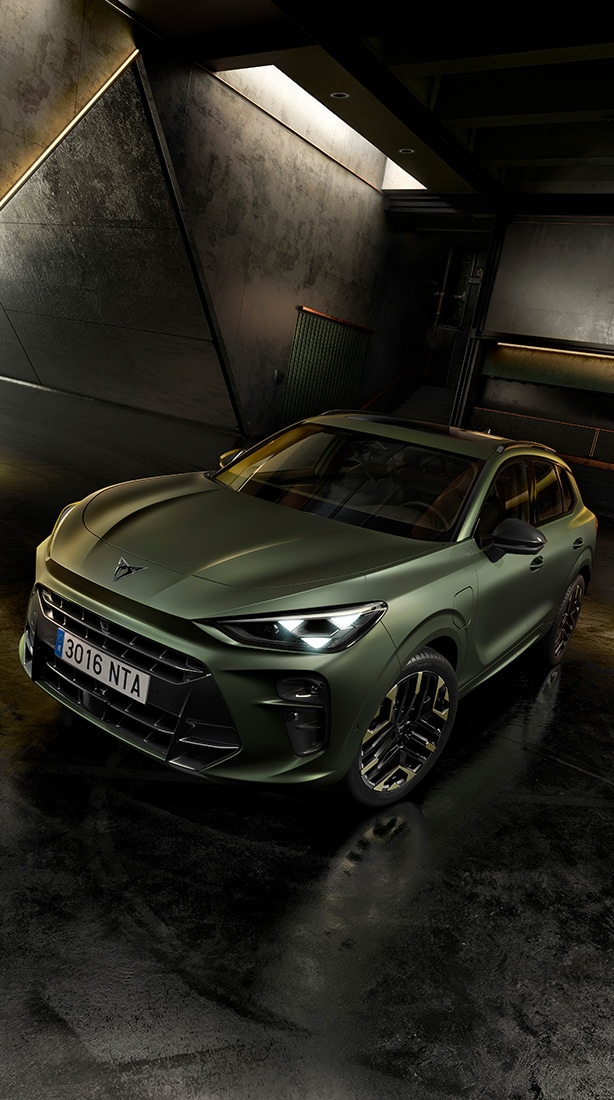 De voorkant van de CUPRA Terramar VZ Tribe Edition in het matgroen met zwarte accenten