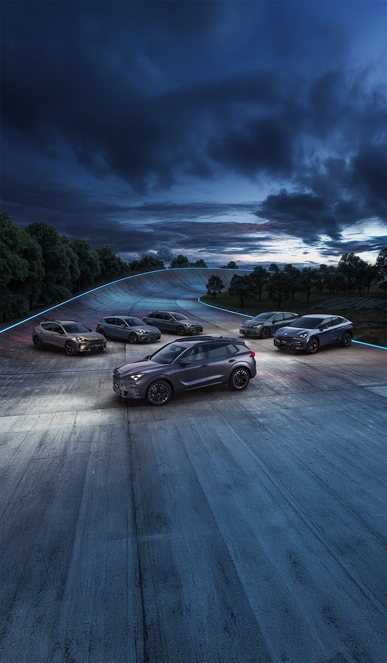 Afbeelding met alle CUPRA modellen bij elkaar, met een bos op de achtergrond