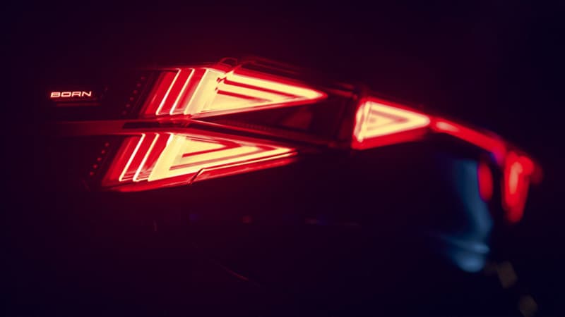 CUPRA Born VZ rijdend gezien vanaf de zijkant van de auto