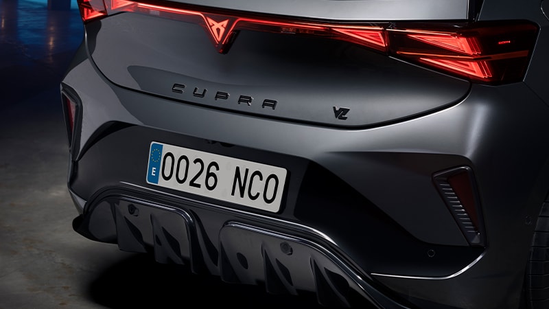 Blauwe CUPRA Born rijdend op de weg