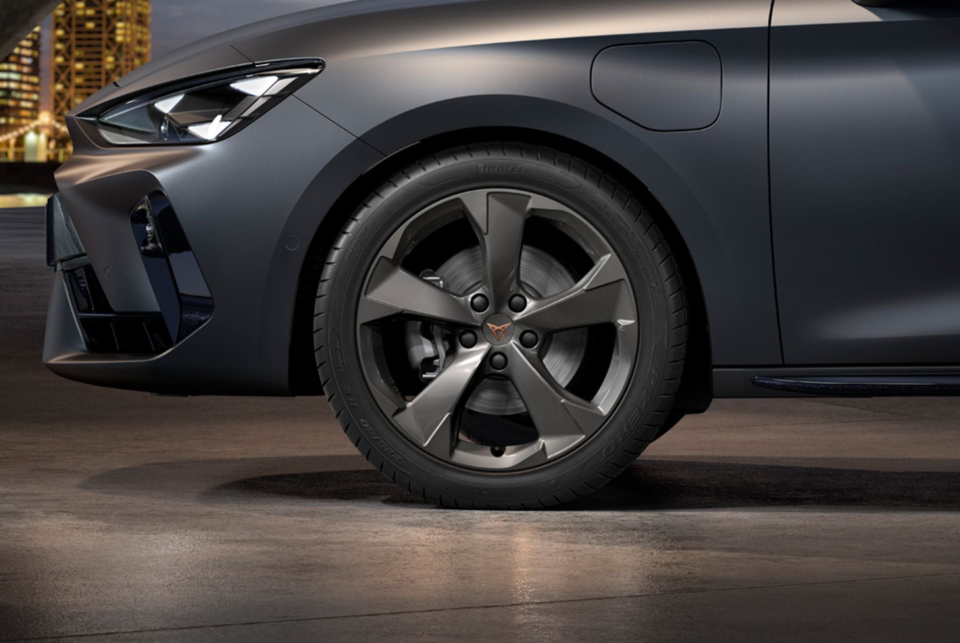 18 inch Garbi Dark Shadow lichtmetalen velgen op de CUPRA Leon