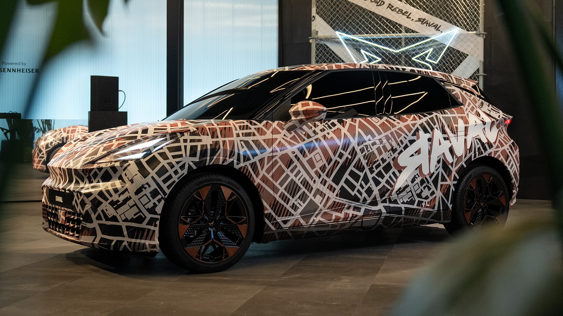 CUPRA raval gecamoufleerd elektrische auto van de zijkant