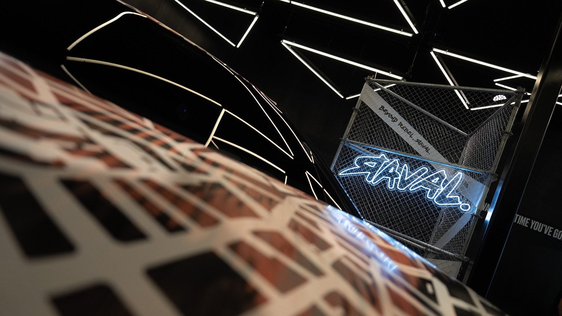 CUPRA raval gecamoufleerd elektrische auto met verlicht raval logo op de achtergrond