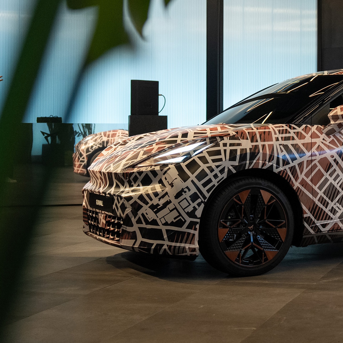 CUPRA raval gecamoufleerd elektrische auto close up van de voorkant met sharknose ontwerp