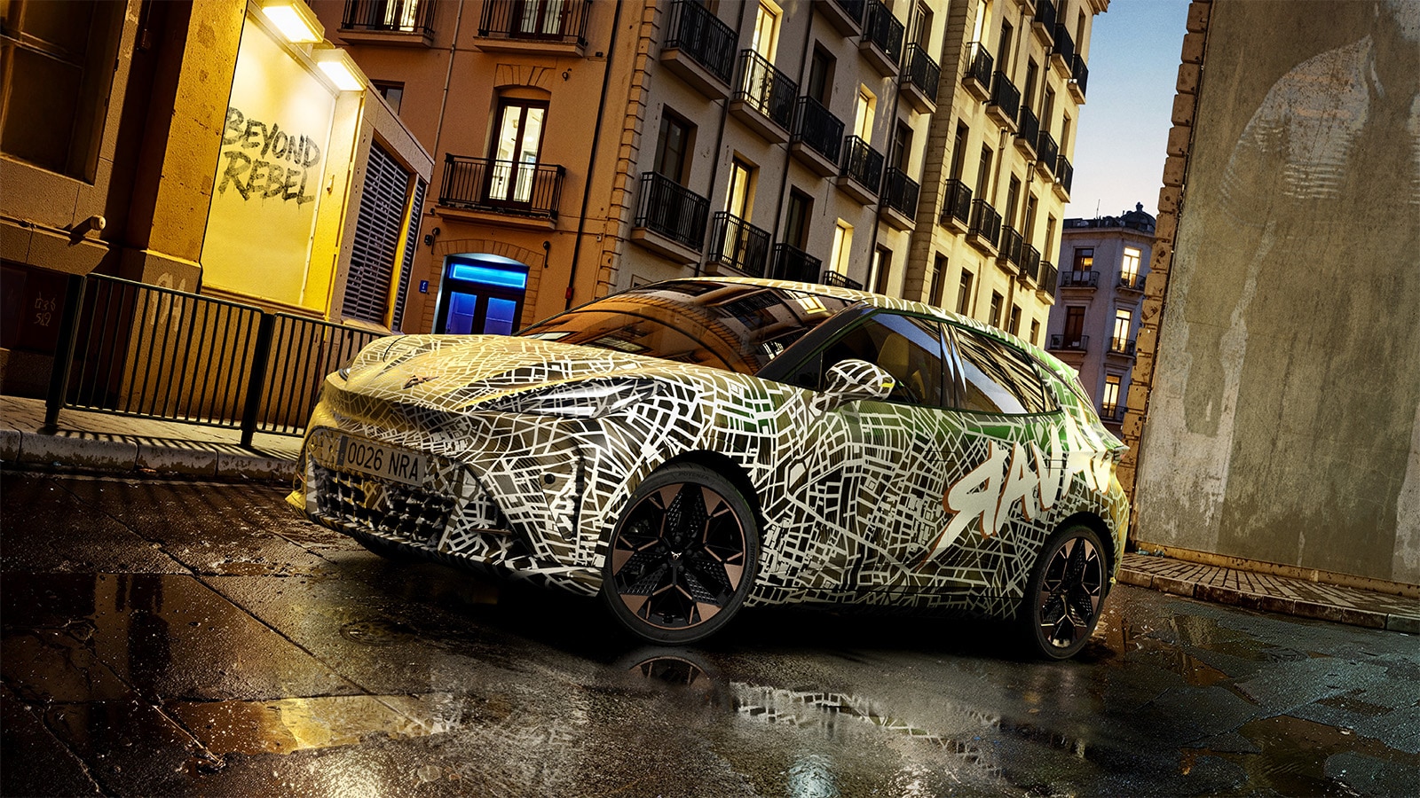CUPRA Raval gecamoufleerd elektrische auto in de straten van Barcelona
