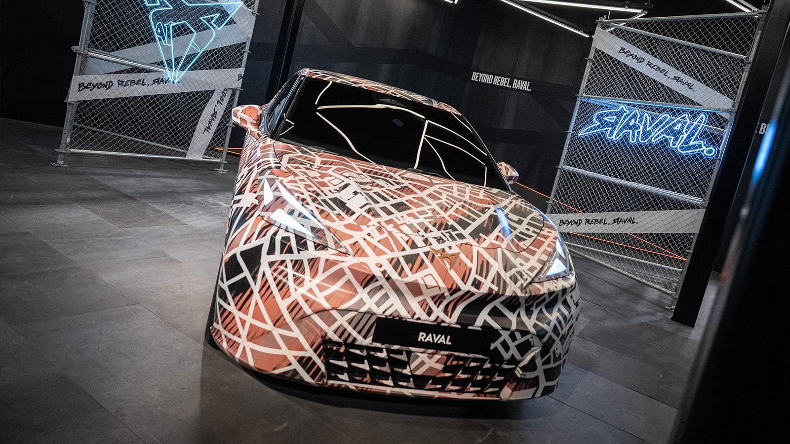CUPRA raval gecamoufleerd elektrische auto met verlicht CUPRA logo