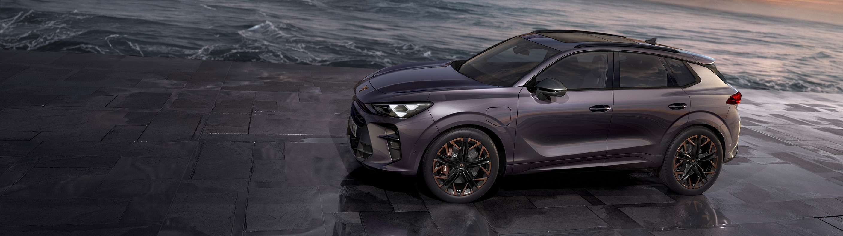 De nieuwe CUPRA Terramar plug-in hybride SUV bij de zee