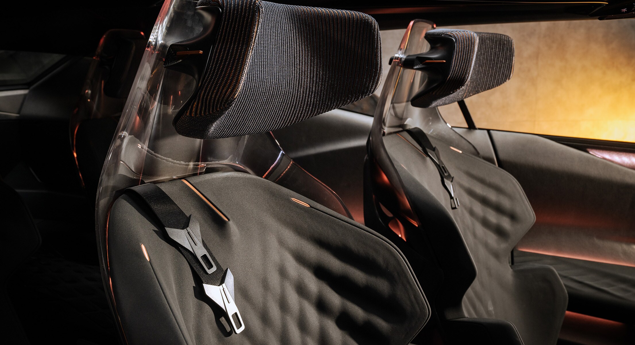 Het interieur van de CUPRA Tindaya showcar close-up van de hoofdsteunen en stoelen met bijzondere materialen 