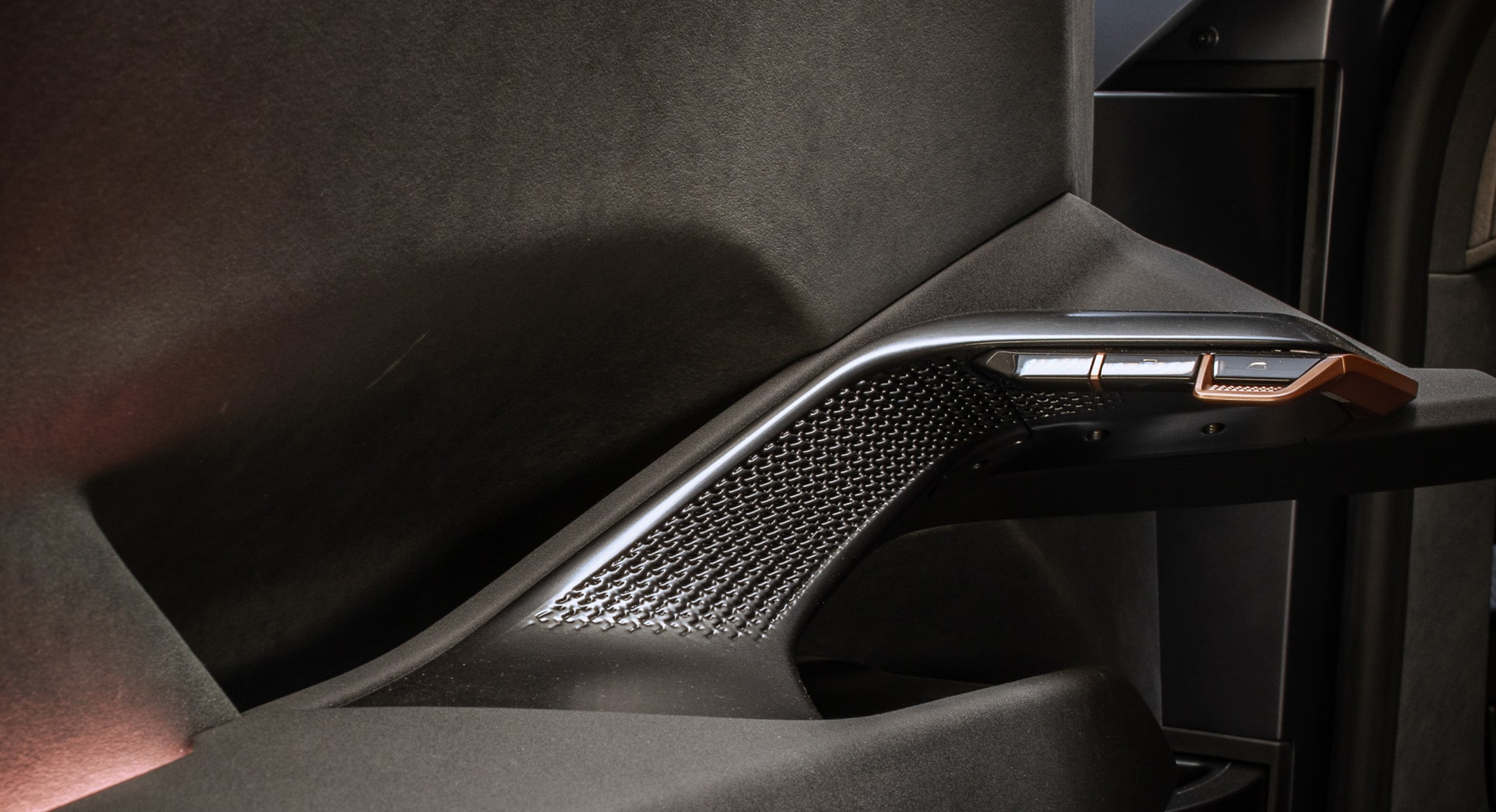 Het interieur van de CUPRA Tindaya showcar close-up van de deurpanelen en de raambediening