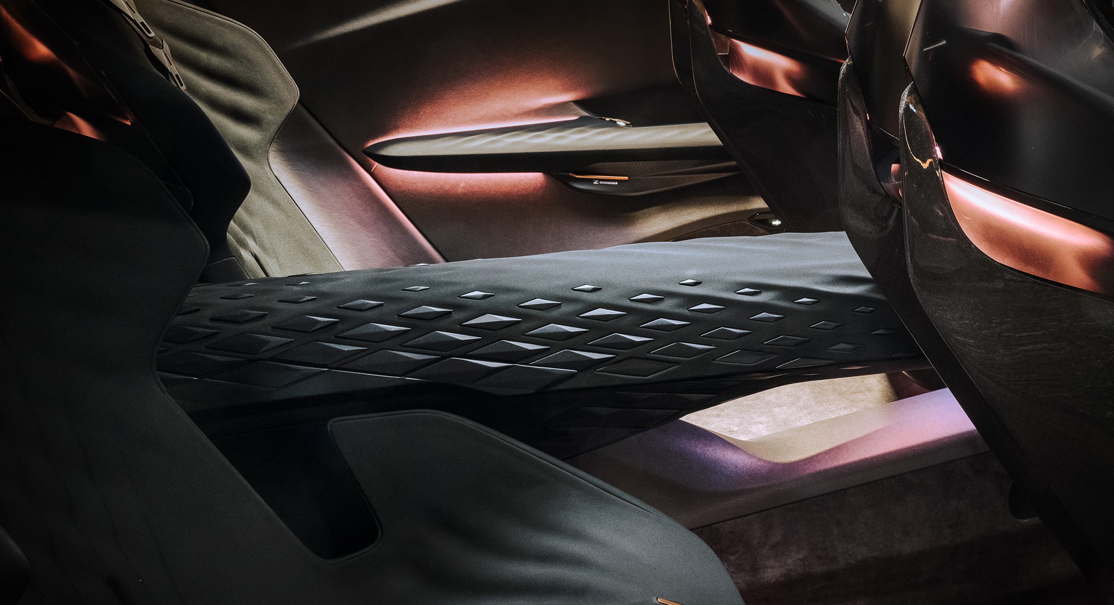 Het interieur van de CUPRA Tindaya showcar close-up van de middentunnel achter