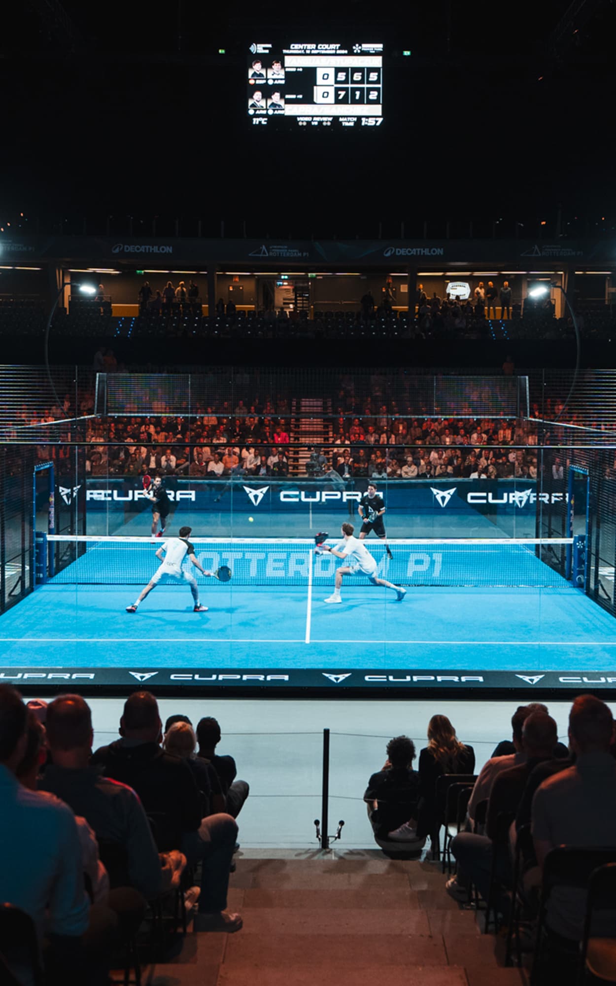 Padelbaan tijdens Premier Padel in rotterdam met cupra logo's langs de baan