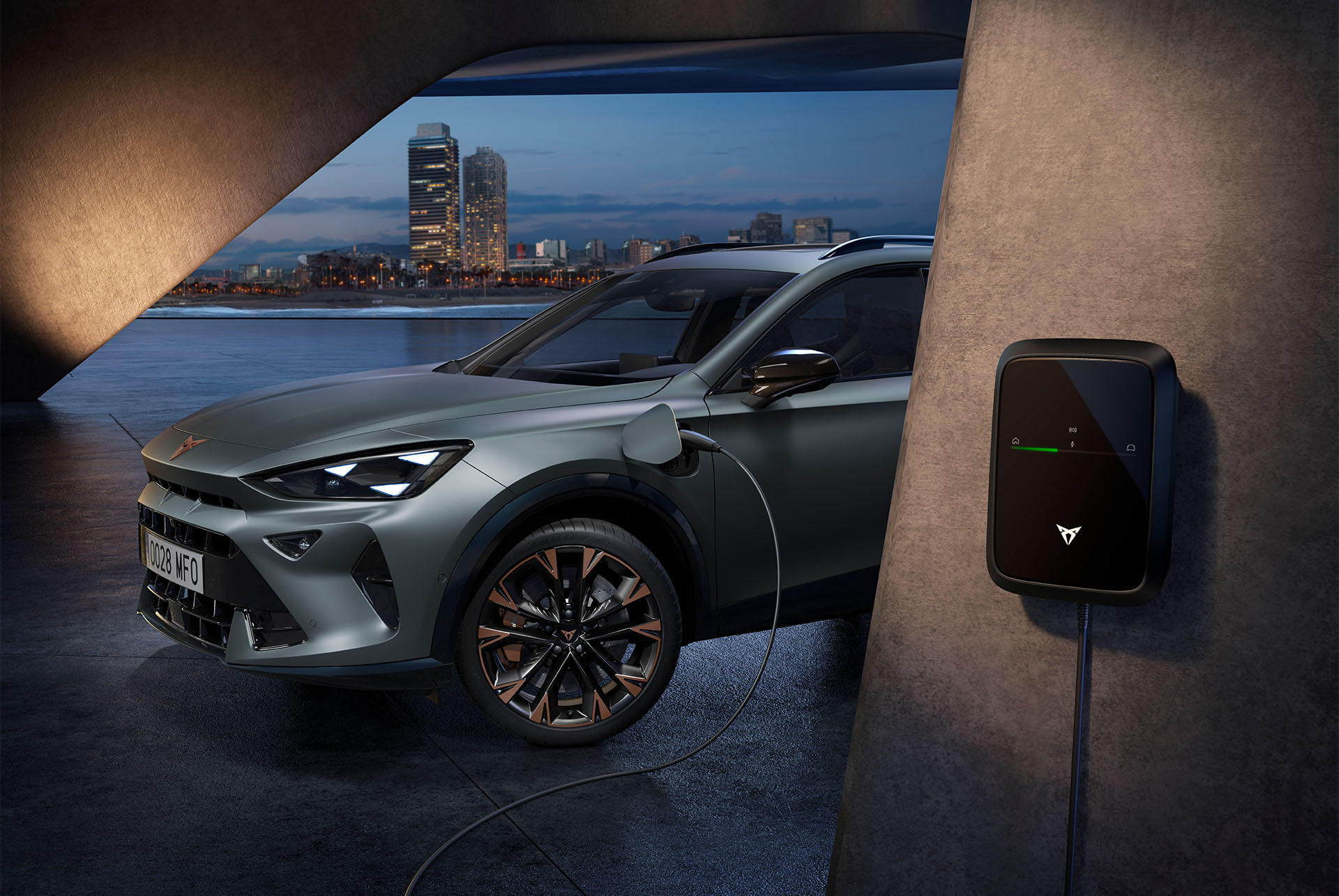 Close-up van de CUPRA Formentor met laadkabel