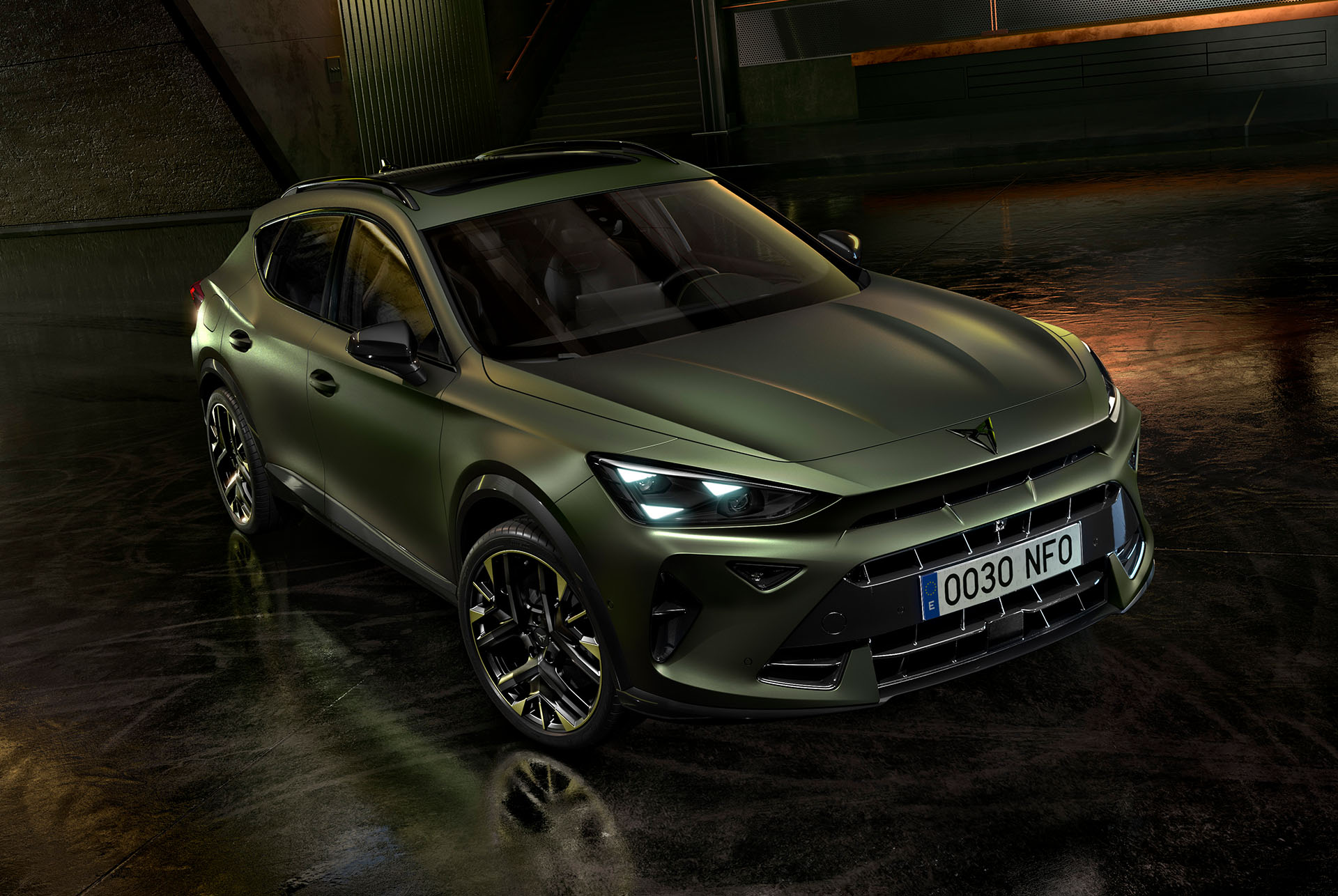 CUPRA Formentor Tribe Edition geparkeerd in een industriële omgeving.