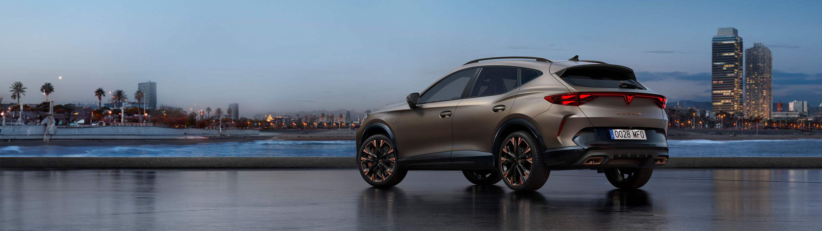 CUPRA Formentor stilstaand met een stad op de achtergrond