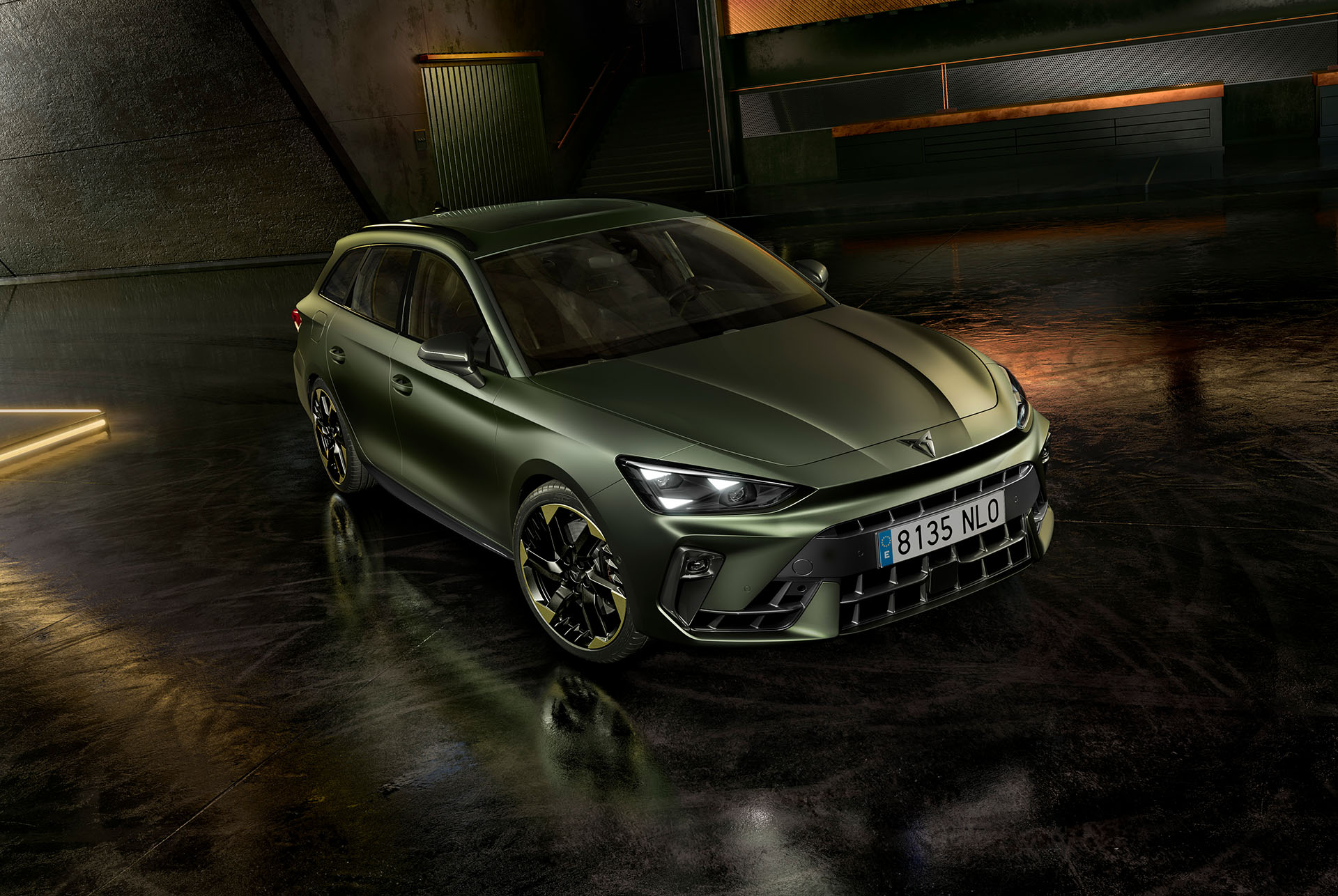 Een CUPRA Leon Sportstourer Tribe Edition geparkeerd in een donkere garage met een temperamentvolle, subtiele lichtinval.  