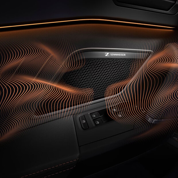 Een close-up van het interieur deurpaneel van een CUPRA auto, waarin een luidsprekergrille met het SENNHEISER logo wordt geaccentueerd. Abstracte, vloeiende koperkleurige lijnen liggen over de afbeelding, die geluidsgolven symboliseren.