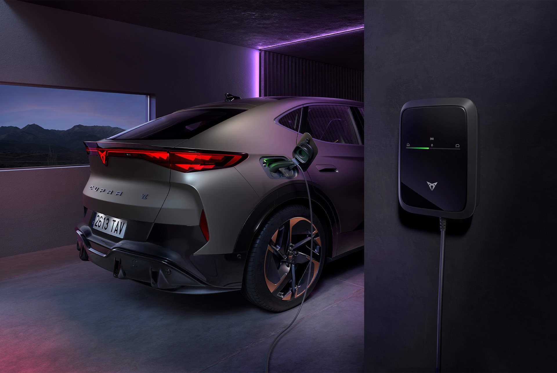 De CUPRA Tavascan aan laadpaal
