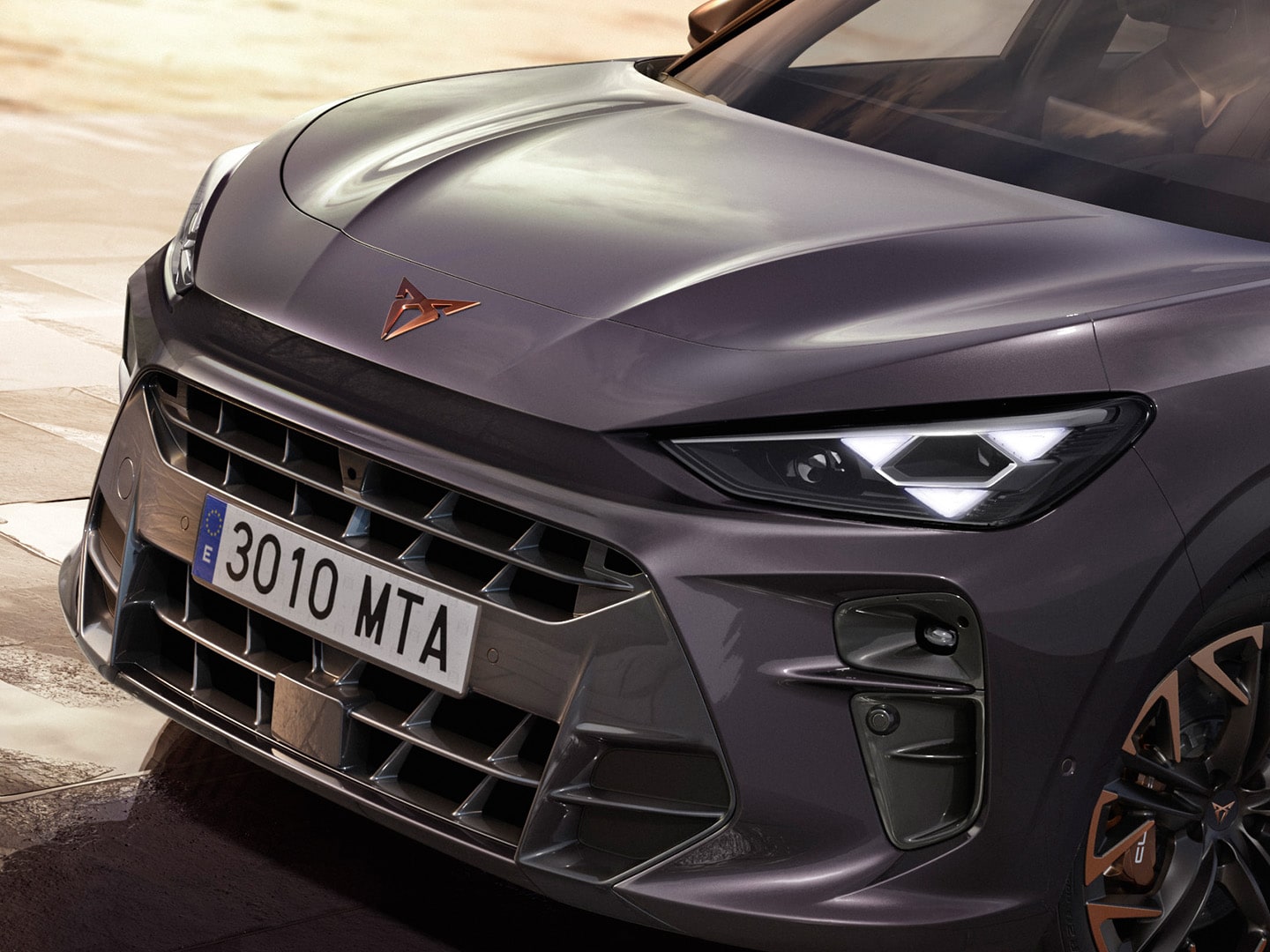 CUPRA Terramar met CUPRA Matrix LED Ultra-koplampen en de nieuwe generatie driehoekige koplampen.