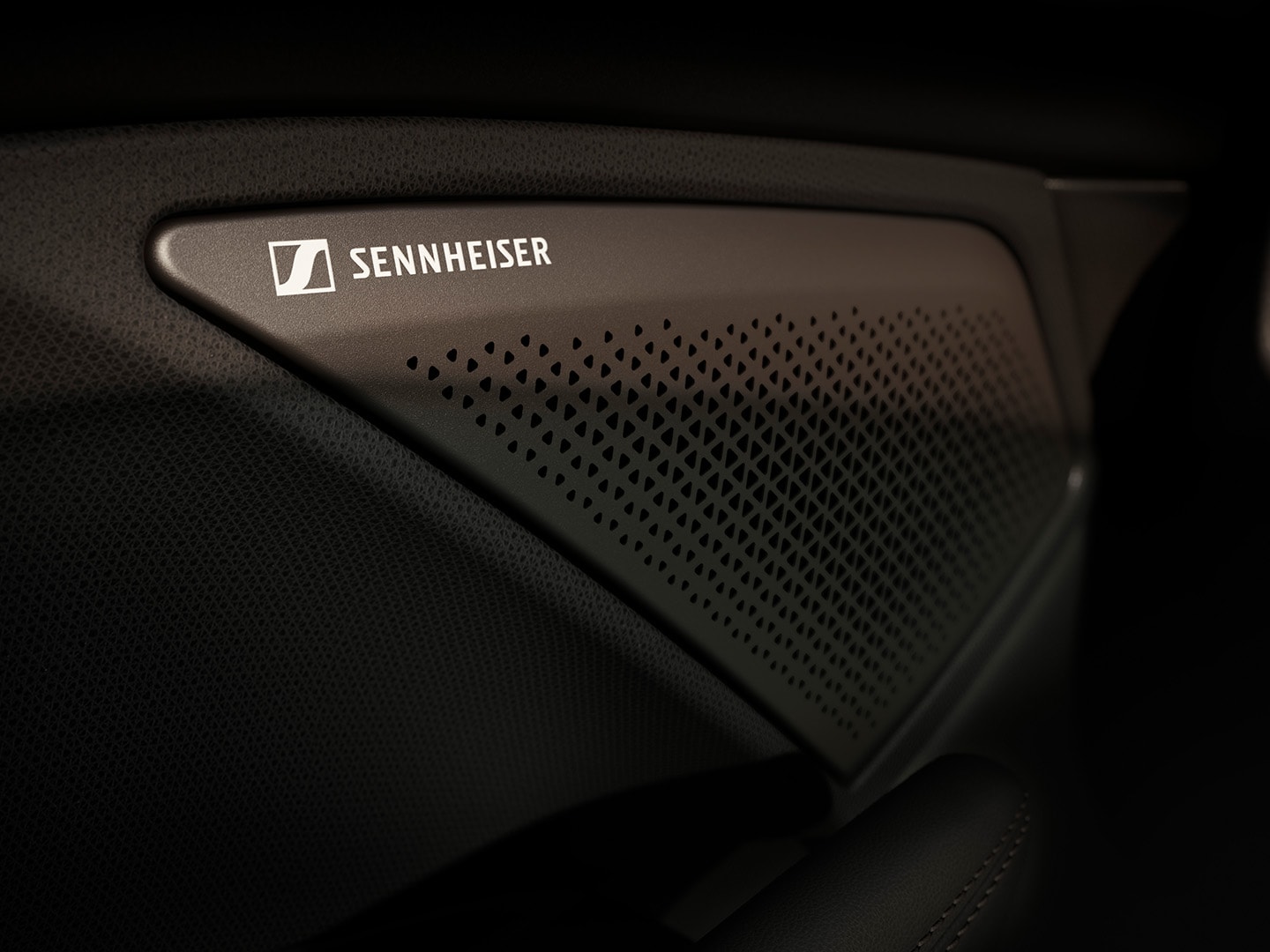 Detailopname van het Immersive by Sennheiser high-fidelity audiosysteem met 12 luidsprekers in de CUPRA Terramar, waarbij het Sennheiser-logo zichtbaar is.