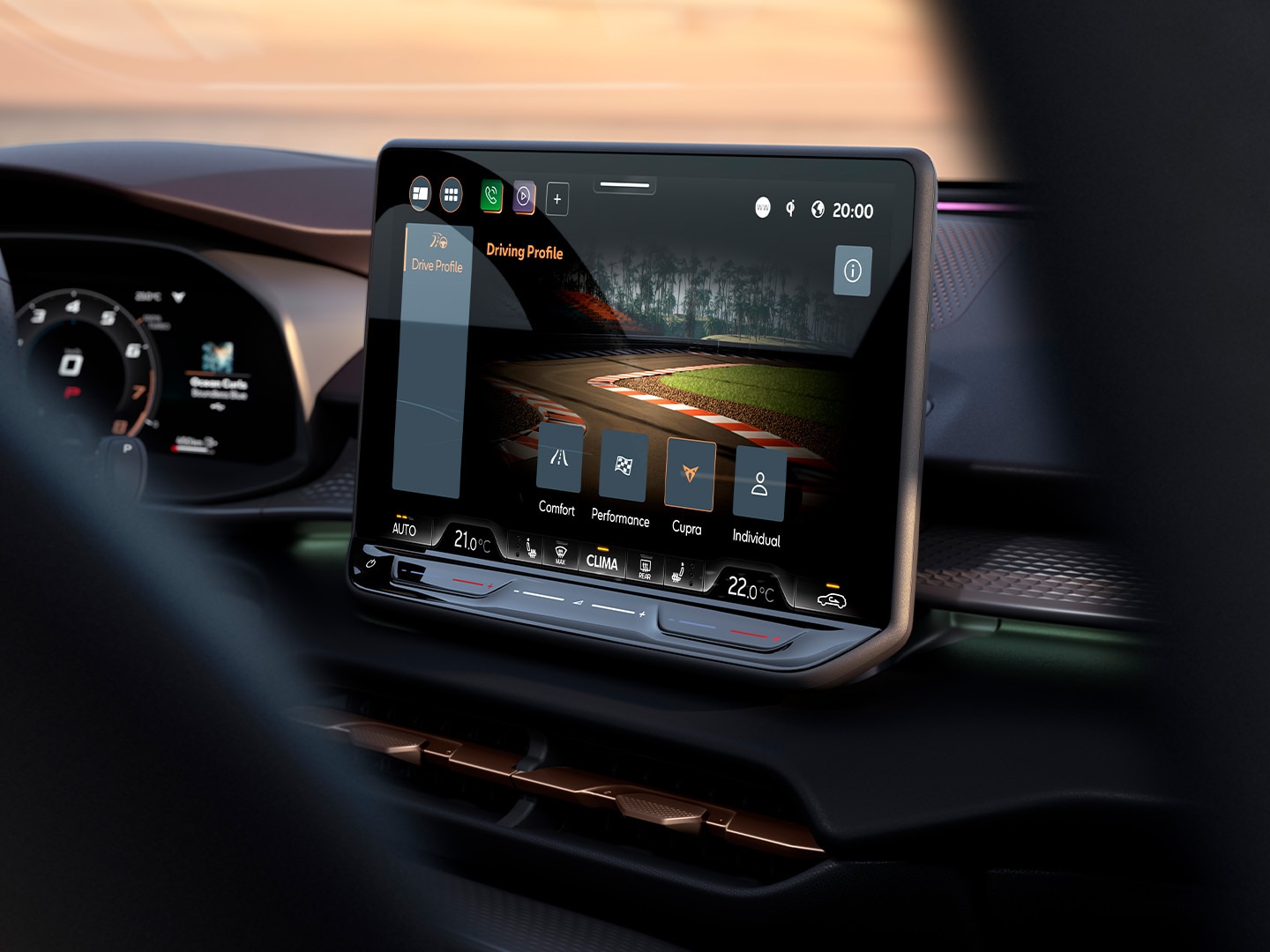 CUPRA Terramar 12,9 inch infotainmentsysteem met de nieuwe Dynamic Chassis Control (DCC)-functie, die de rijdynamiek verbetert met adaptieve dempers.