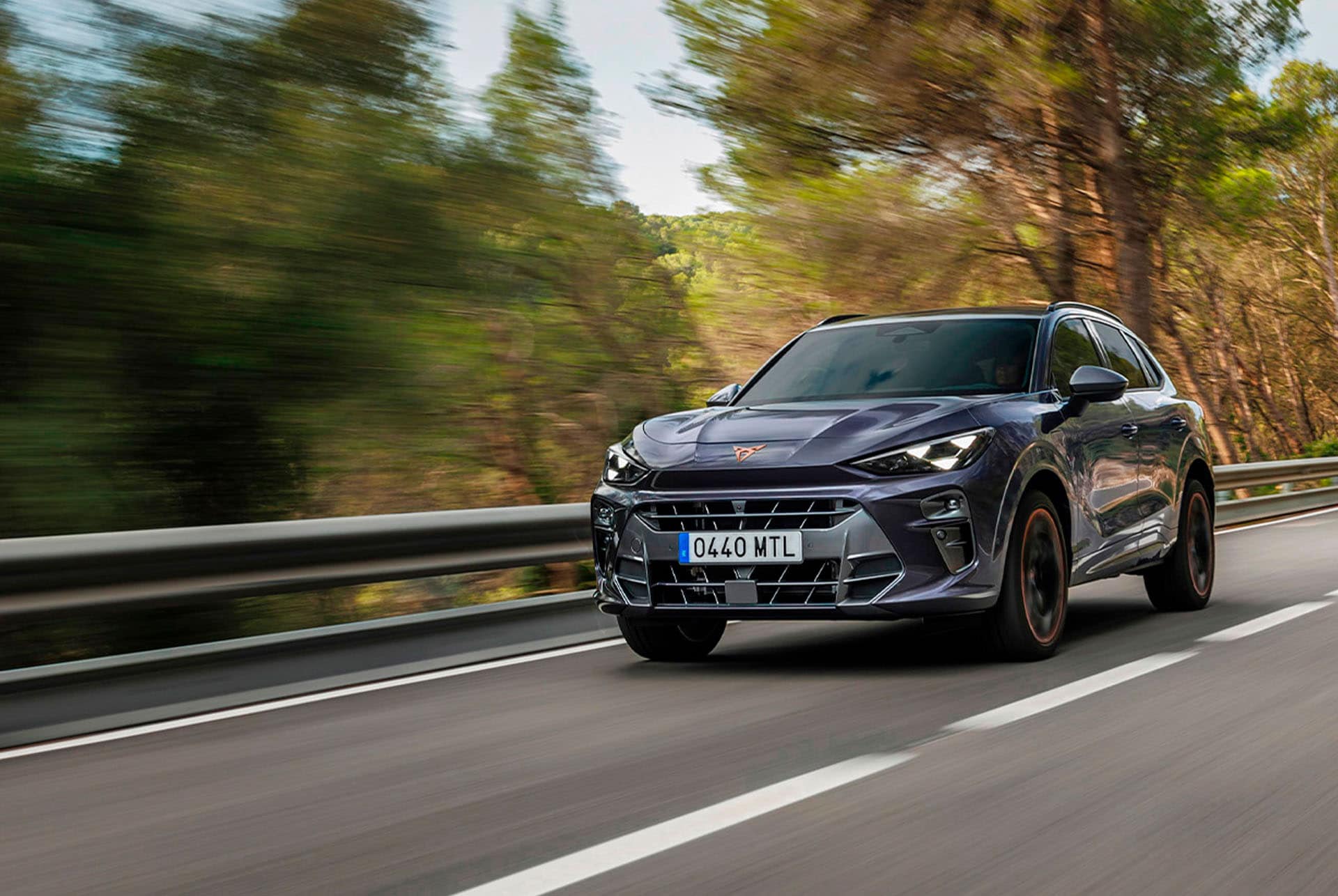 Een CUPRA Terramar in actie op de weg om zijn veilige rijervaring te tonen, bekroond met de 5-sterren Euro NCAP rating.
