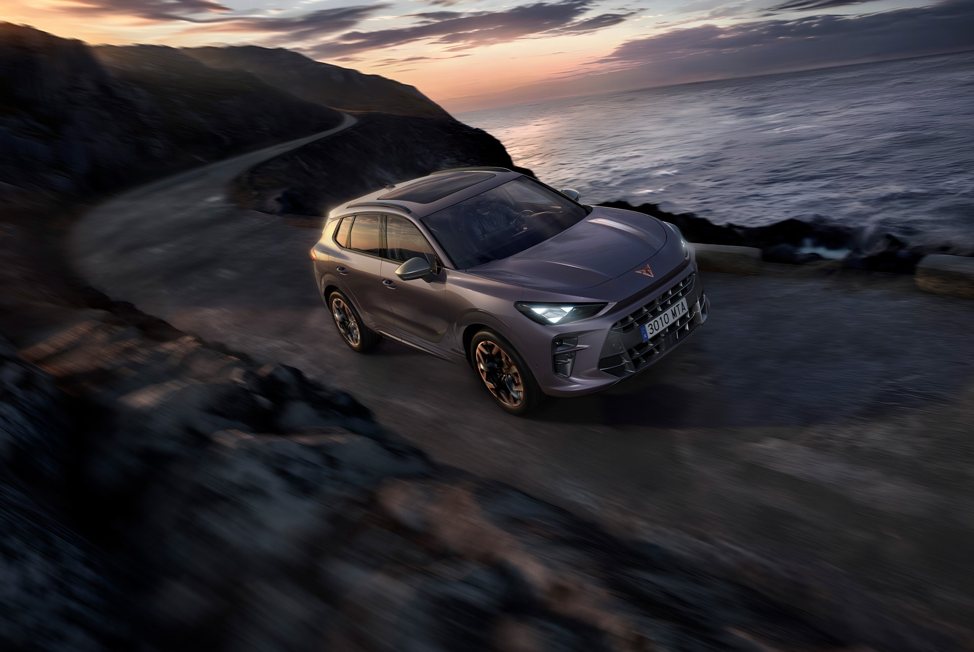 Nieuwe CUPRA Terramar plug-in hybride SUV rijdend langs de kust