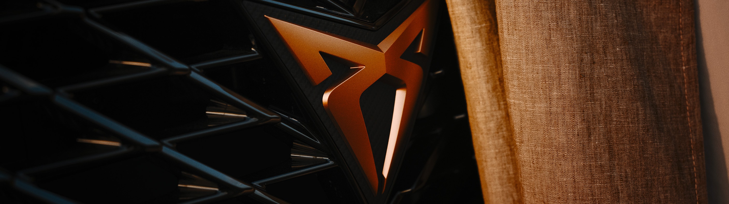 Close-up van CUPRA logo op een auto