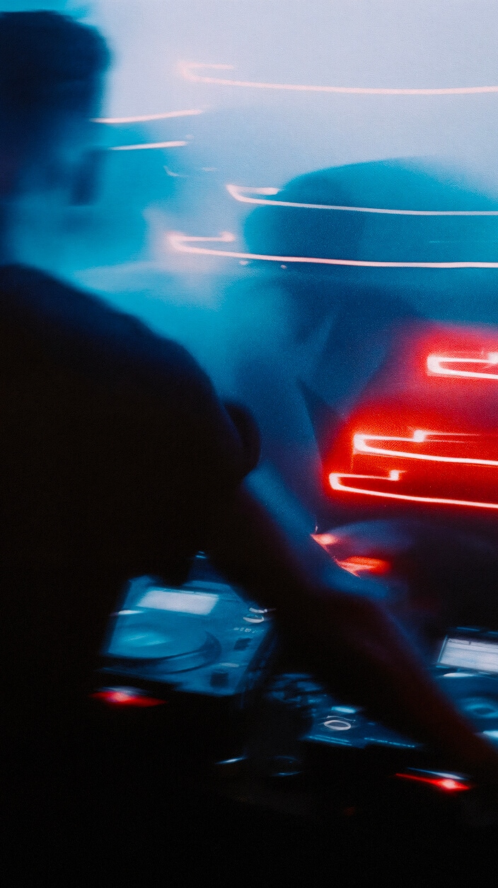 Een wazige afbeelding van een DJ die draait op een CUPRA feest