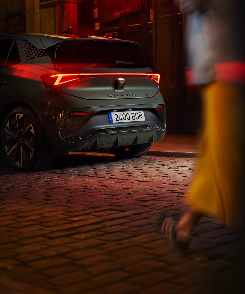 CUPRA Born geparkeerd in de stad