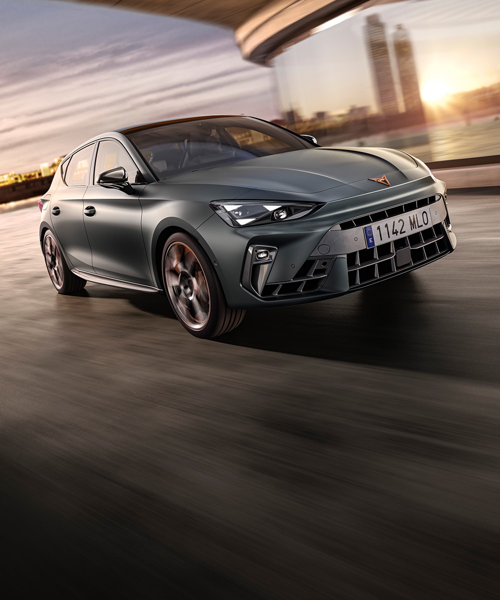 cupra leon rijdend door de stad