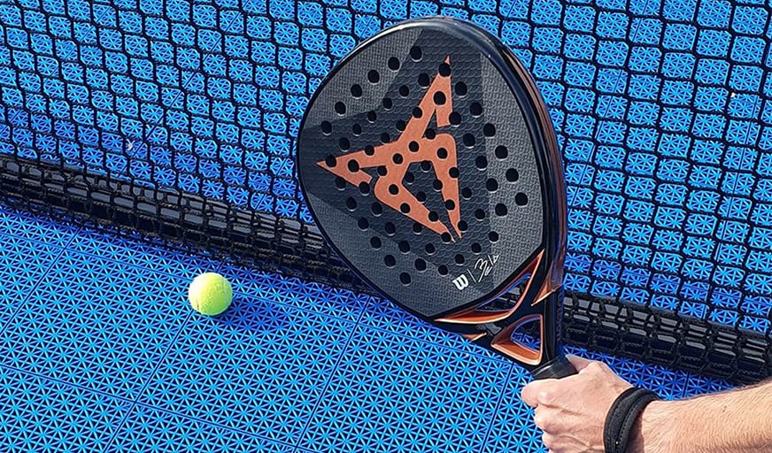 CUPRA padelracket op een padelbaan